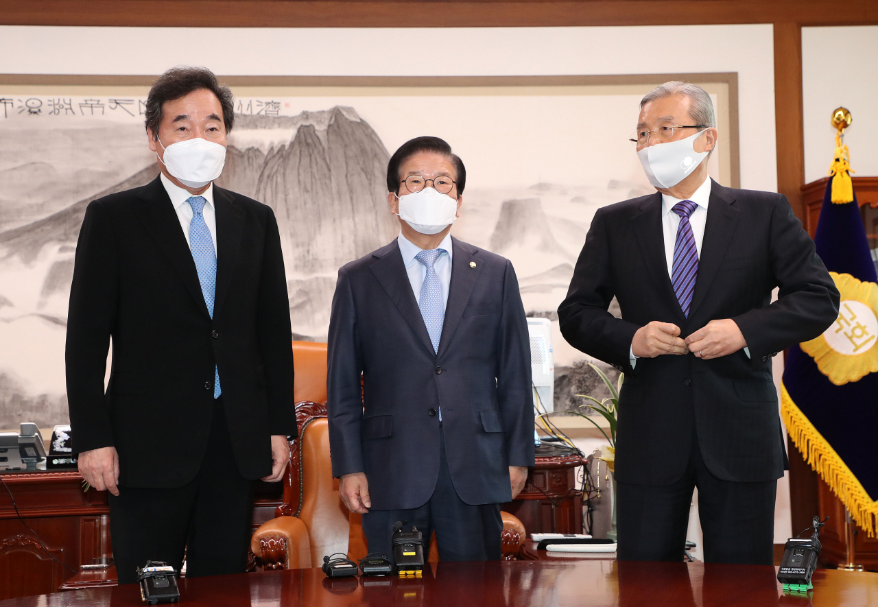 박병석 국회의장(가운데)과 이낙연 더불어민주당 대표(왼쪽), 김종인 국민의힘 비상대책위원장이 4일 국회 의장실에서 열린 교섭단체 정당대표 회동에서 기념 촬영을 준비하고 있다. [연합]
