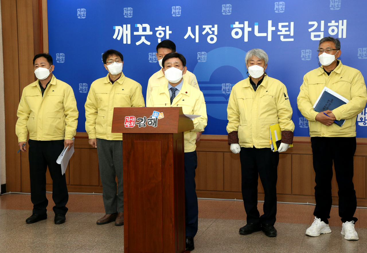 허성곤 김해시장이 4일 사회적 거리두기 2단계 격상방침을 밝히고 있다. [김해시 제공]