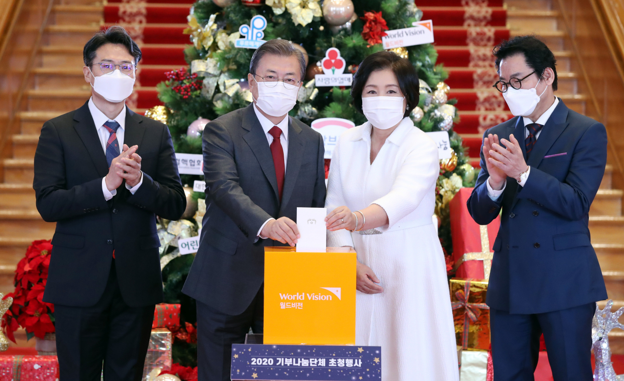 4일 오전 청와대 본관에서 열린 '2020 기부 나눔단체 초청행사'에서 문재인(왼쪽 두 번째) 대통령과 김정숙(세 번째) 여사가 월드비전에 성금을 기부하고 있다. 이날 행사에는 월드비전 조성준(맨 왼쪽) 미디어팀장과 친선대사 박상원 씨가 함께했다. [연합]
