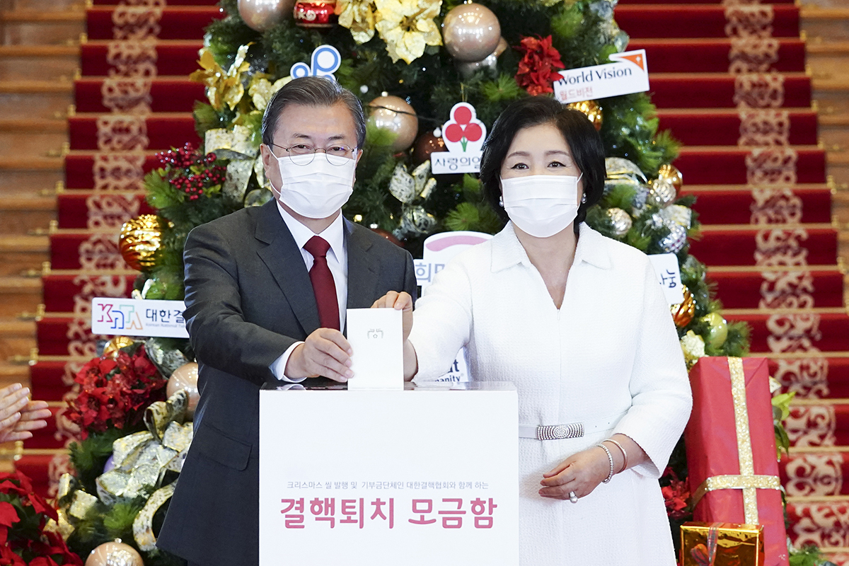 문재인 대통령은 4일 4개부처 개각을 단행했다. 애초 유임될 것으로 알려졌던 김현미 국토교통부 장관은 교체된 반면 추미애 법무부 장관은 제외됐다. 문 대통령과 김정숙 여사가 개각 발표에 앞선 오전 청와대 본관에서 열린 ‘2020 기부 나눔단체 초청 행사'에 참석해 성금을 기부하고 있다. [청와대 제공]