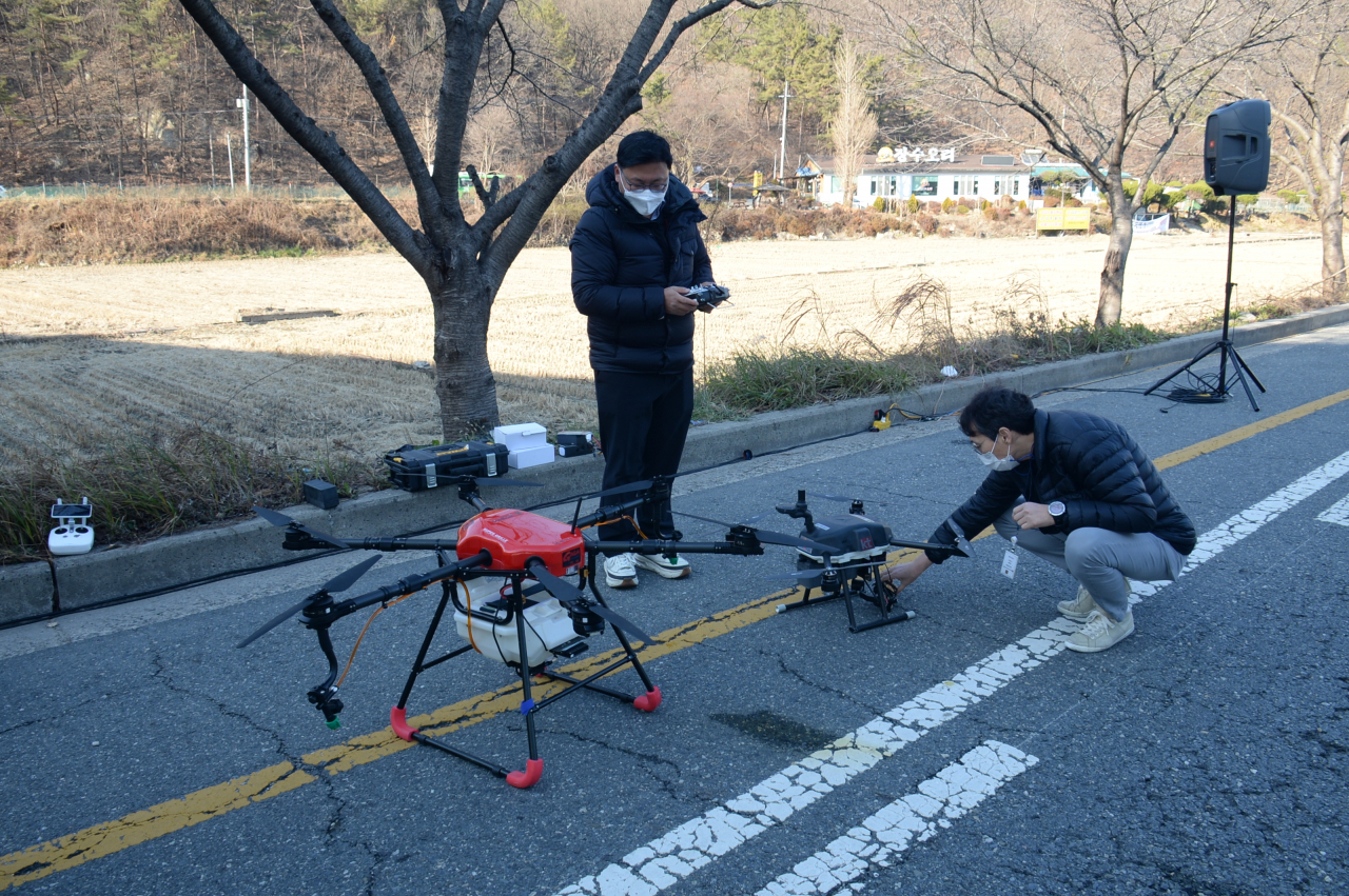 5G 드론을 이용해 실시간 관제를 진행하는 모습.[ETRI 제공]