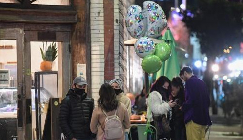 미 캘리포니아 로스앤젤레스의 한 식당 앞에 사람들이 모여있다. [연합]
