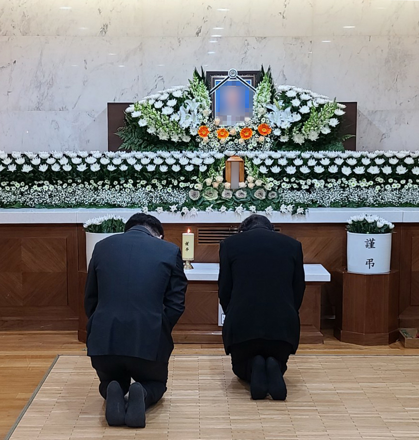 더불어민주당 이낙연 대표(오른쪽)가 4일 서울 서초구 한 병원 장례식장에 마련된 이낙연 대표실 부실장 이 모씨의 빈소를 찾아 조문하고 있다. [연합]