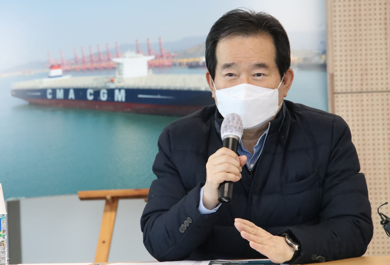정세균 국무총리가 5일 인천신항의 선광 신컨테이너터미널을 방문해 수출입현황과 인천항 현황을 보고 받은 후 격려의 말을 하고 있다.[연합]