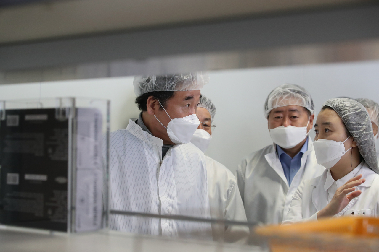 이낙연 더불어민주당 대표가 5일 경북 안동 SK바이오사이언스 공장을 찾아 연구시설을 살펴보고 있다. [연합뉴스]