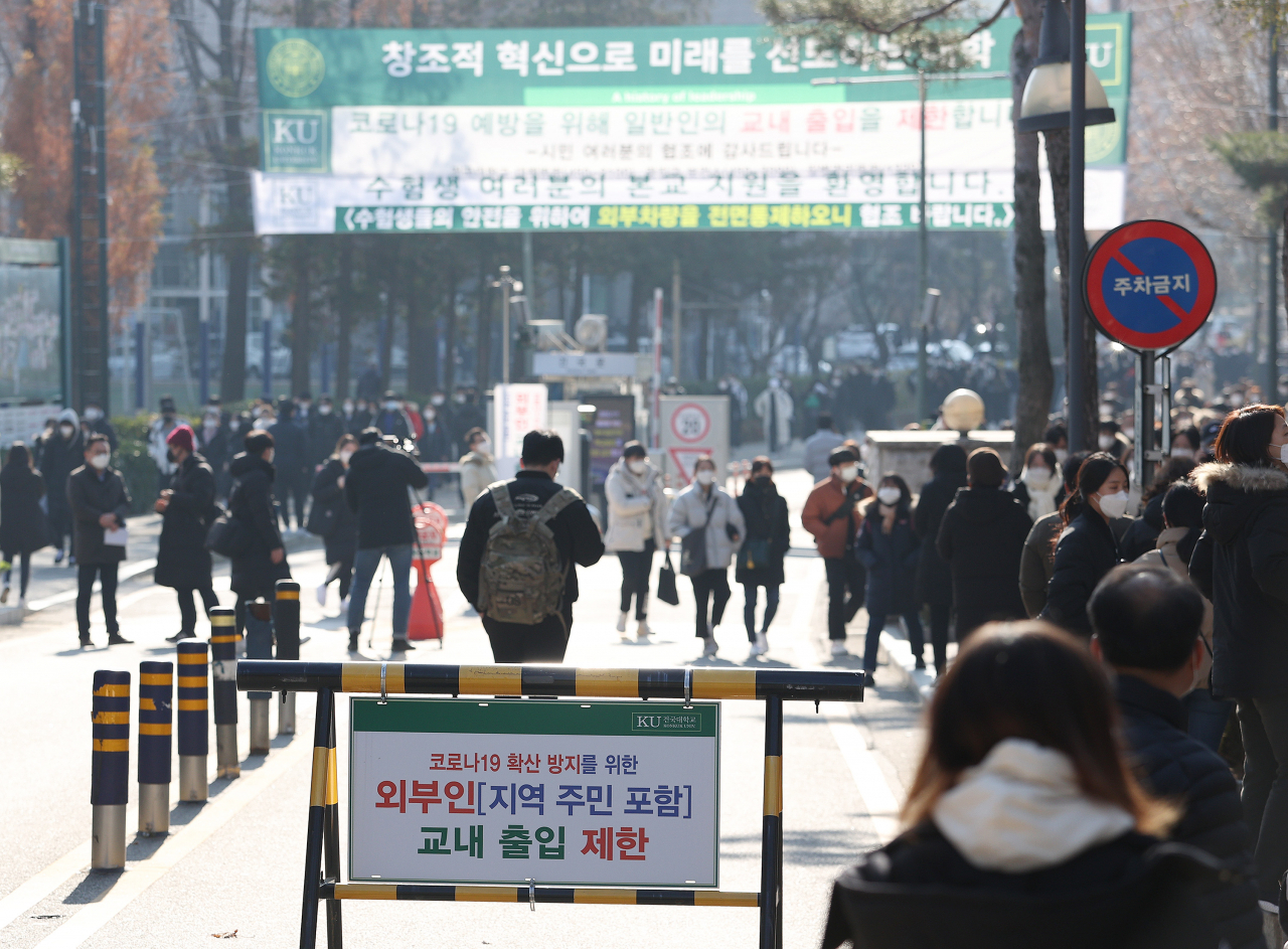 5일 오전 서울 광진구 건국대학교에서 2021학년도 수시모집 논술고사를 마친 수험생과 가족들이 학교를 나서고 있다.[연합]