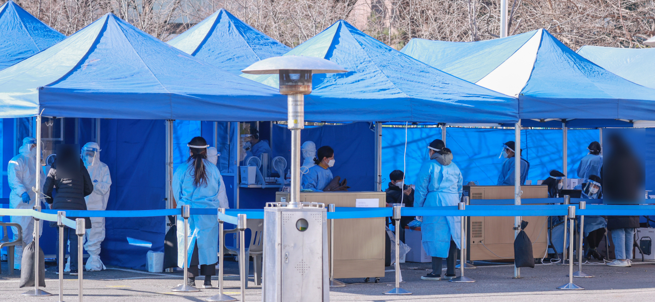 사진은 서울 송파구 서울시교육청 학생체육관 앞에 마련된 임시 선별진료소에서 신종 코로나바이러스 감염증(코로나19) 진단검사를 받고 있는 모습. [연합]