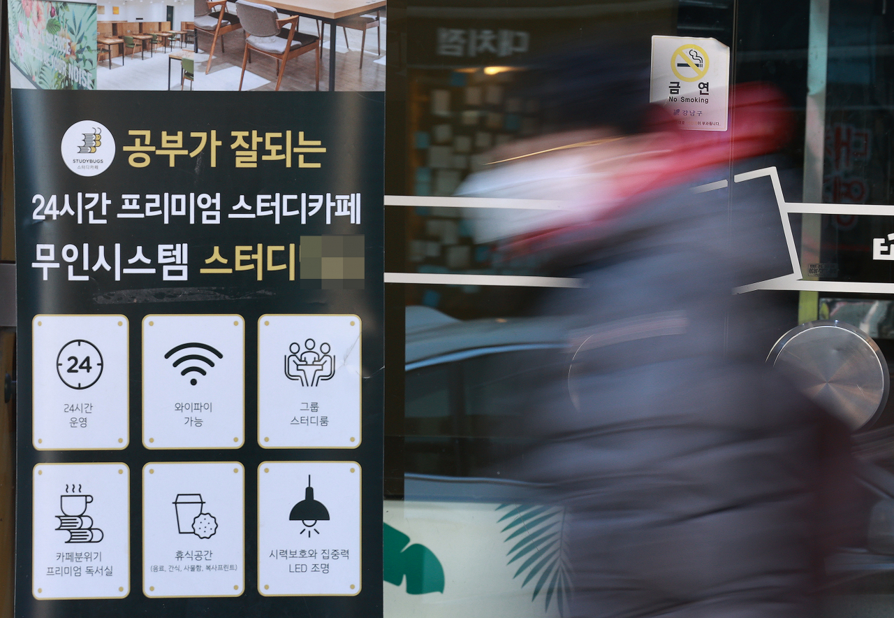 서울의 코로나19 누적 확진자수가 5일 오후 6시 현재 1만명을 넘긴 것으로 집계됐다. 앞서 4일 서울시는 긴급브리핑을 통해 18일까지 2주간 오후 9시 이후 공공시설 운영 전면 중단 및 대중교통 30% 감축 등 2단계보다 더 강화된 방역 조치를 시행한다고 밝힌 바 있다. [연합]