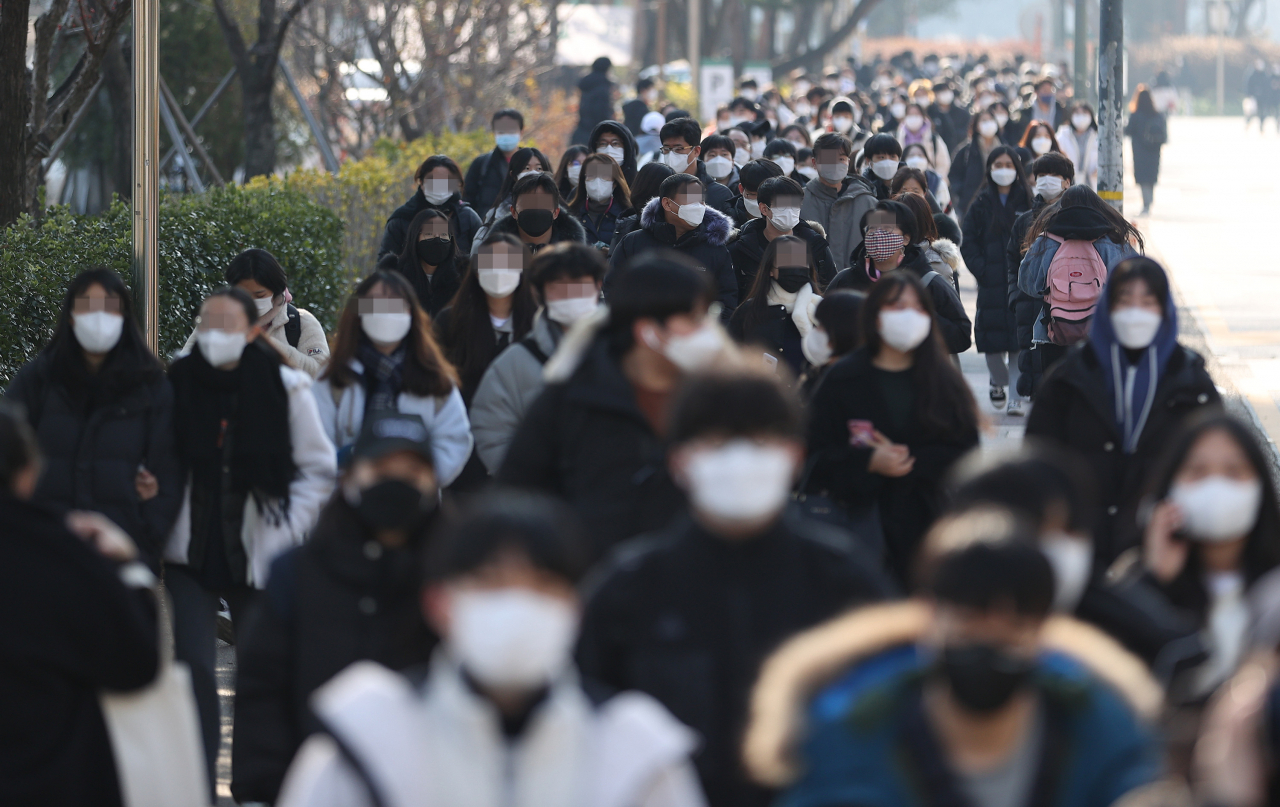 5일 오전 서울 광진구 건국대학교에서 2021학년도 수시모집 논술고사를 마친 수험생과 가족들이 마스크를 착용하고 학교를 나서고 있다. [연합]