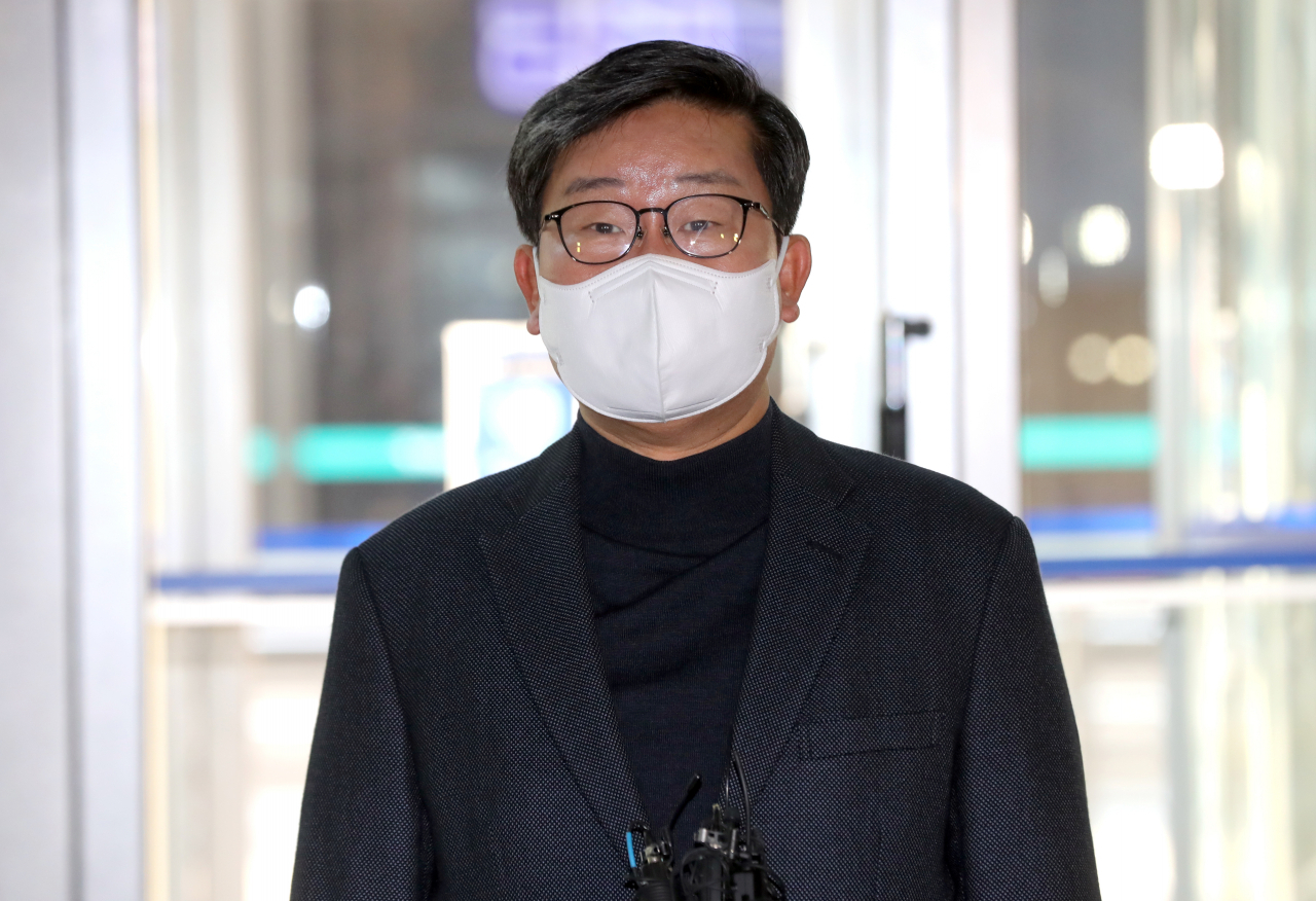 전해철 행정안전부 장관 후보자가 6일 오전 서울 종로구 임시 집무실에 출근하며 취재진 질문에 답변하고 있다. 전 후보자는 이날부터 국회 인사청문회 준비와 업무보고 등 인수인계 작업에 착수한다. [연합뉴스]