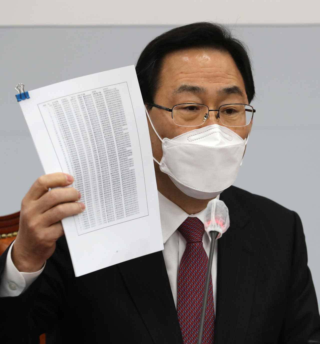 국민의힘 주호영 원내대표가 6일 국회에서 열린 '문재인 정권의 민간인 불법 사찰을 고발하는 내용의 공익제보' 기자회견에서 관련 자료를 공개하고 있다. 연합뉴스