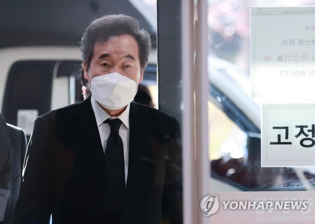 이낙연 더불어민주당 대표가 지난 4일 오전 서울의 한 병원 장례식장에 마련된 이모 당대표 비서실 부실장의 빈소에 조문하는 모습[연합뉴스]