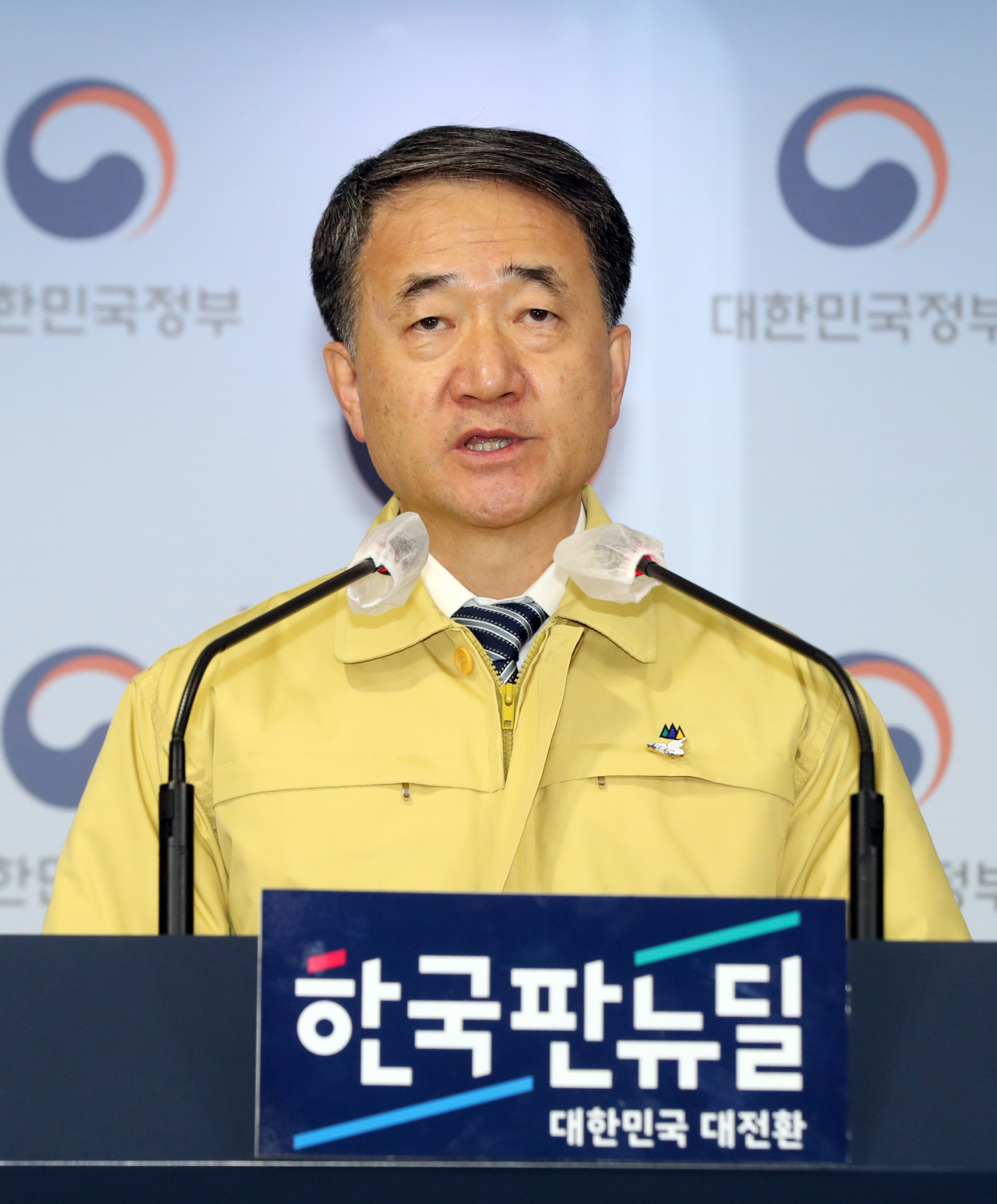중앙재난안전대책본부 1차장인 박능후 보건복지부 장관이 6일 오후 정부서울청사 브리핑실에서 신종 코로나바이러스 감염증(코로나19) 중대본 회의 결과 브리핑을 하고 있다. [연합]