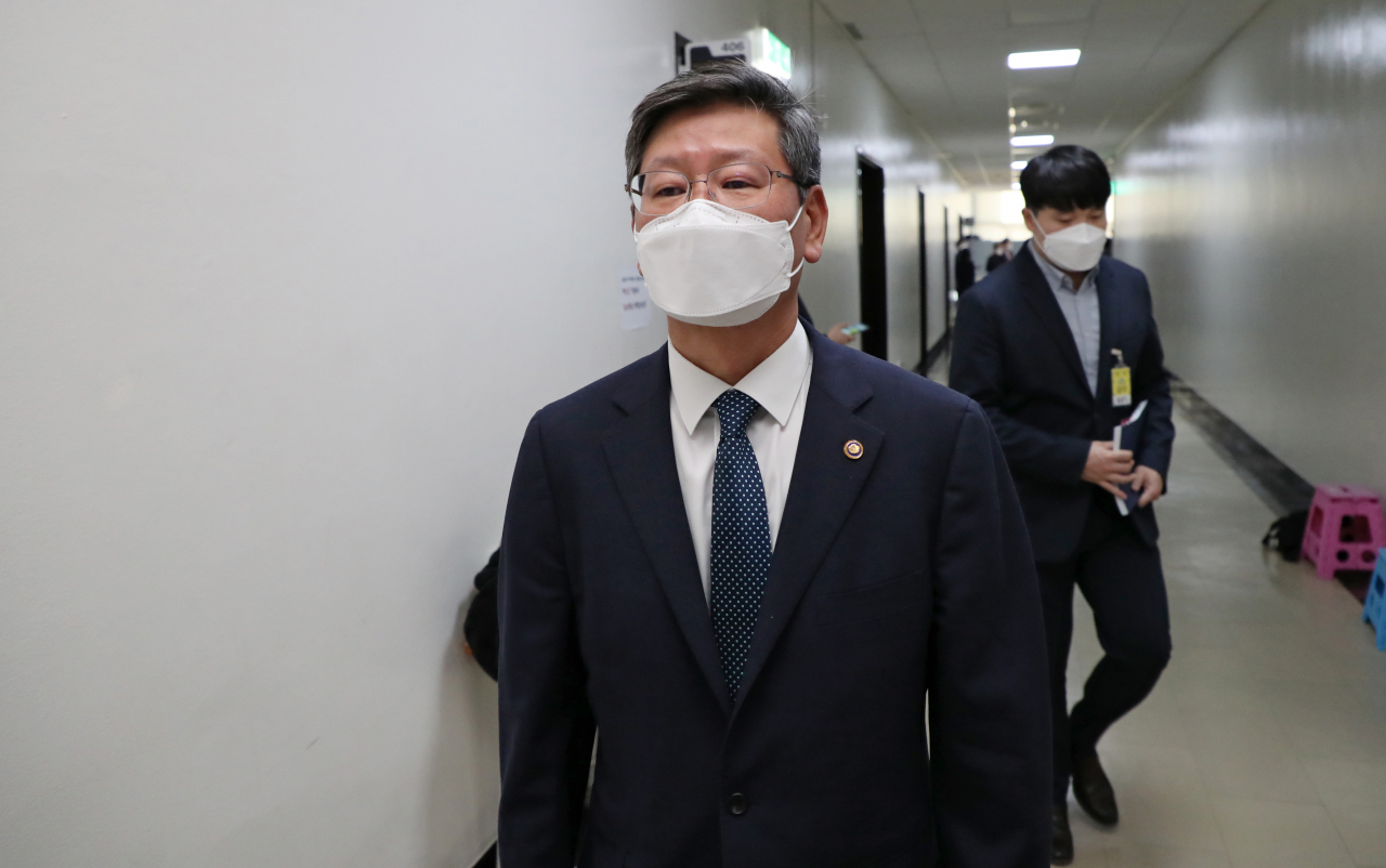 이용구 법무부 차관이 지난 4일 국회에서 열린 법제사법위원회 법안심사제1소위원회에서 정회된 뒤 회의장을 나서고 있다. [연합]