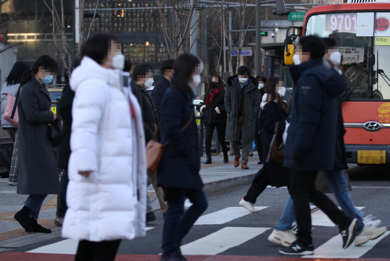 지난 4일 오전 두꺼운 복장을 한 시민들이 서울 광화문사거리를 지나고 있다. [연합]