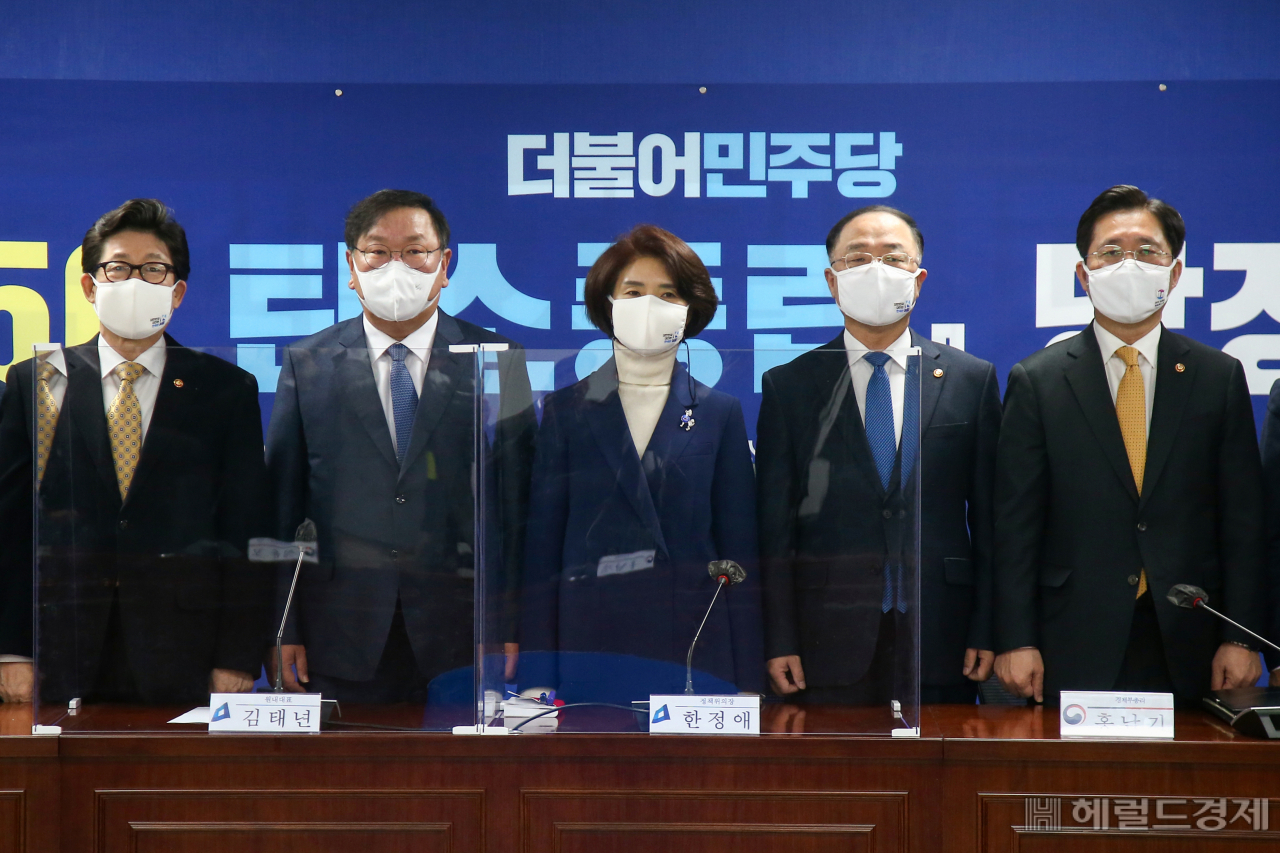 [헤럴드경제=이상섭 기자] 더불어민주당 김태년 원내대표와 홍남기 경제부총리 겸 기획재정부 장관 등이 7일 국회에서 열린 ‘2050 탄소중립 실현 당정협의’에 참석해 기념촬영하고 있다. 왼쪽부터 조명래 환경부장관, 김 원내대표, 한정애 정책위의장, 홍 부총리, 성윤모 산업통상자원부장관. babtong@heraldcorp.com
