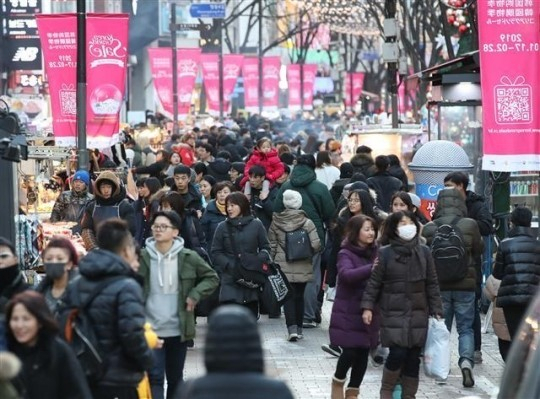 작년 1월 코리아그랜드 세일이 열린 서울 중구 명동 거리에 인파가 몰려 있다. [연합뉴스]