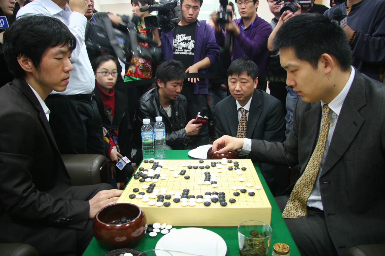 2010년 열렸던 11회 농심신라면배 최종국. 승리한 이창호(왼쪽)와 중국의 창하오./한국기원 제공