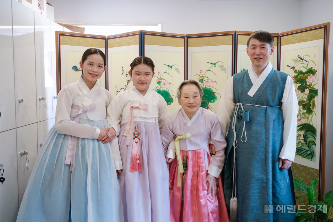 3세대가 함께하는 다문화가정 가족들이 한복을 곱게 차려 입고 가족사진을 찍고 있다. [종로구 제공]