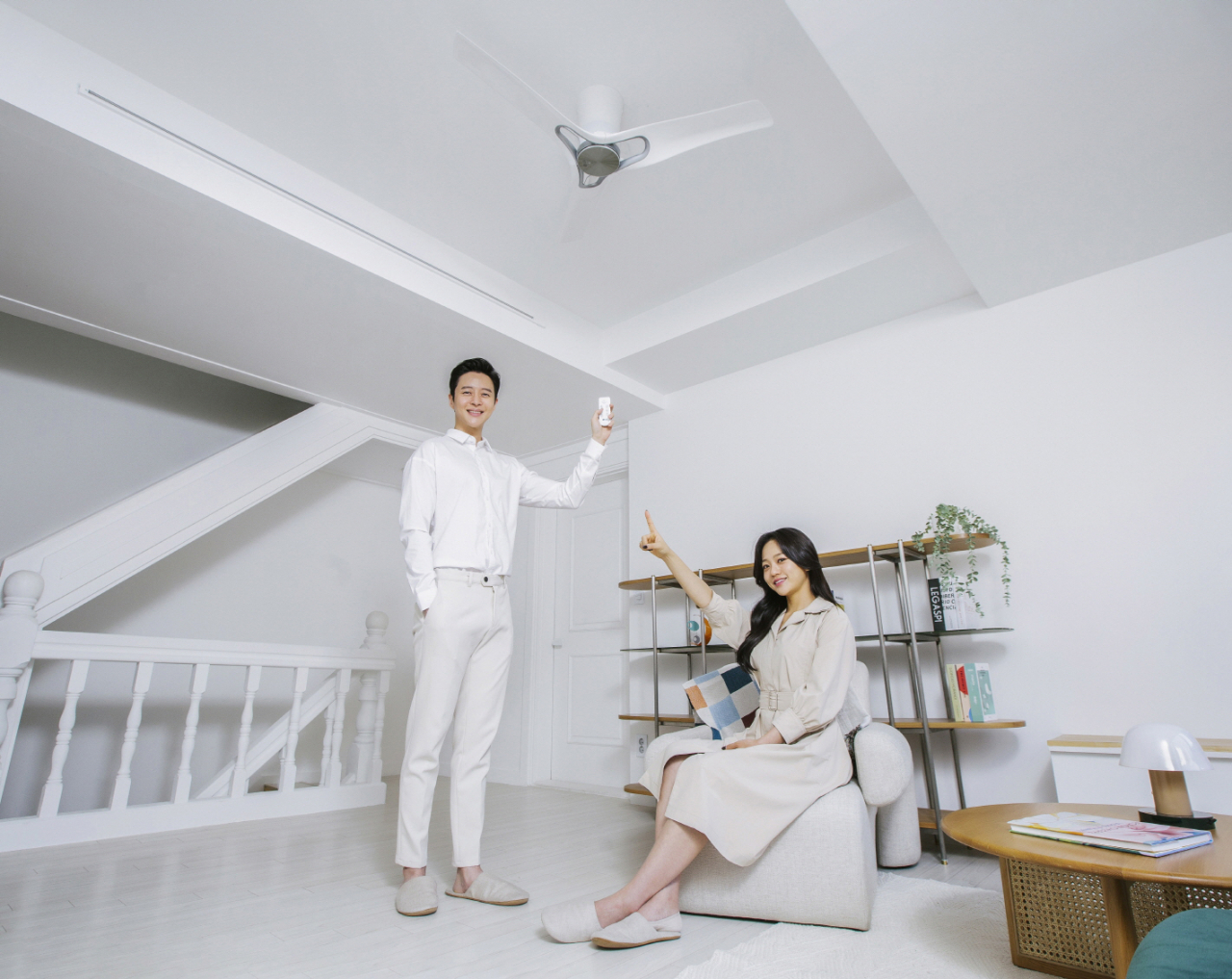 LG전자는 7일 사계절 내내 집안을 쾌적하게 해주는 프리미엄 천장형 선풍기 ‘LG 휘센 실링팬’을 출시했다. 모델들이 LG 휘센 실링팬을 소개하고 있다. [LG전자 제공]