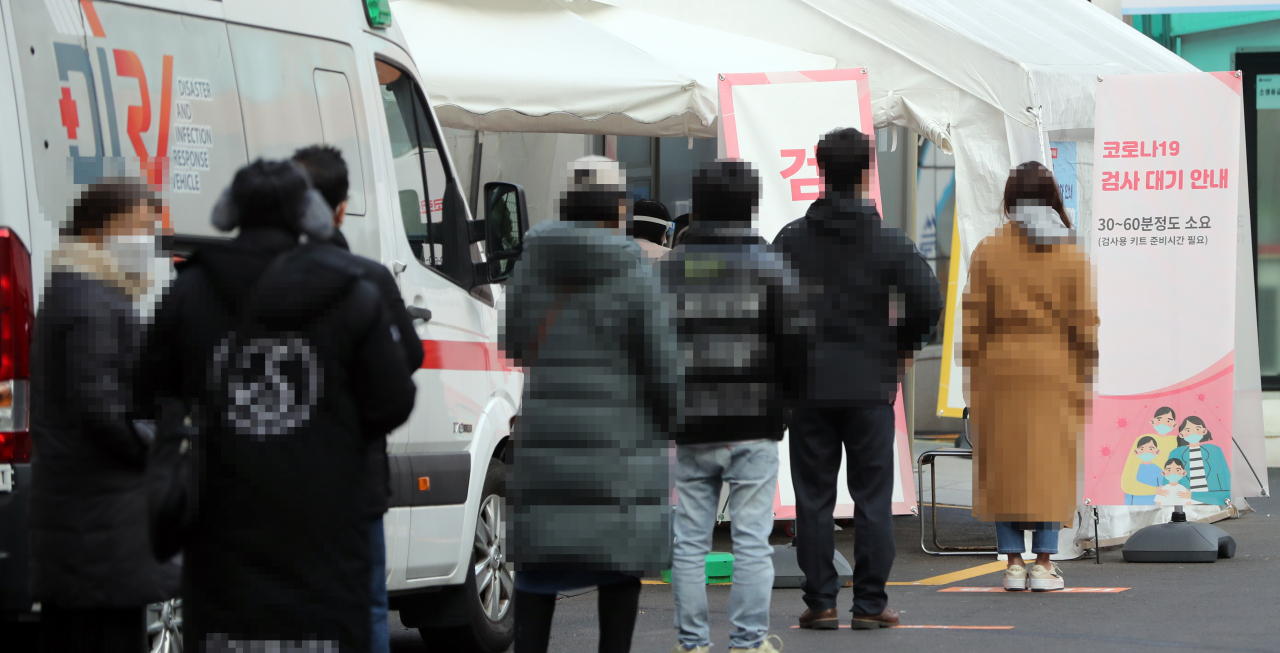 7일 서울 국립중앙의료원 코로나19 선별진료소에서 검사를 받으려는 시민들이 줄을 서 대기하고 있다. 연합뉴스