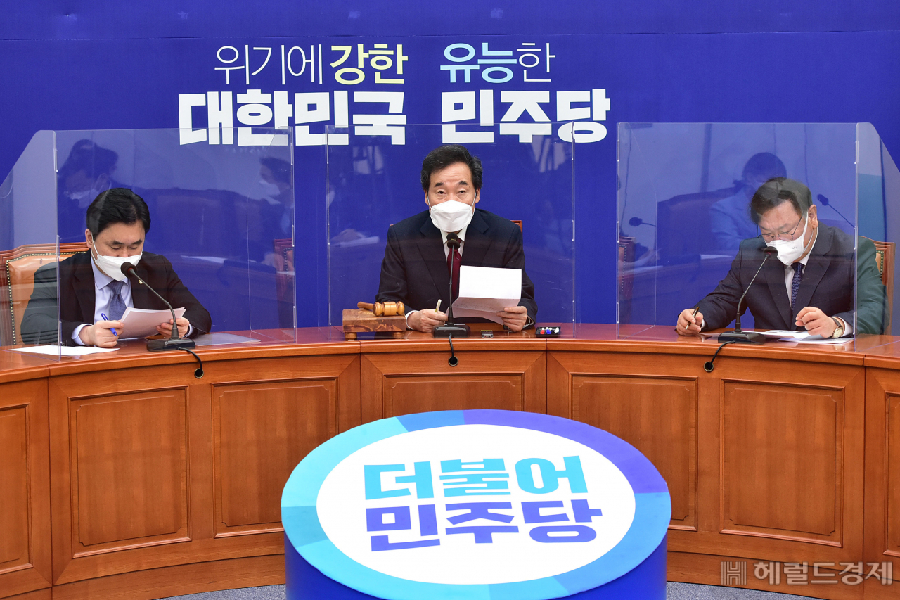 [헤럴드경제=이상섭 기자] 더불어민주당 이낙연 대표가 7일 오전 국회에서 열린 당 최고위원회의에서 모두발언을 하고 있다. babtong@heraldcorp.com