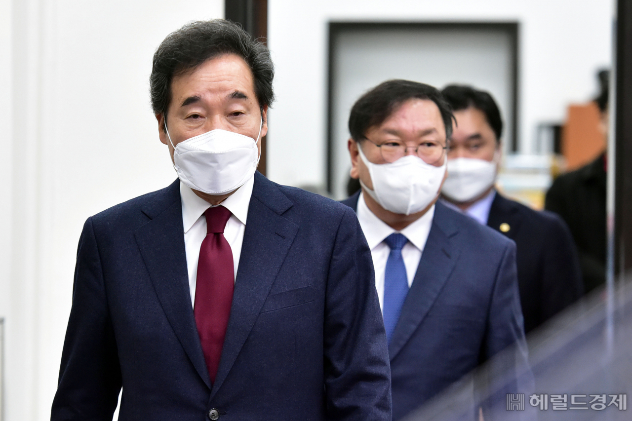 [헤럴드경제=이상섭 기자] 더불어민주당 이낙연 대표와 김태년 원내대표가 7일 오전 국회에서 열린 당 최고위원회의에 참석하고 있다. babtong@heraldcorp.com