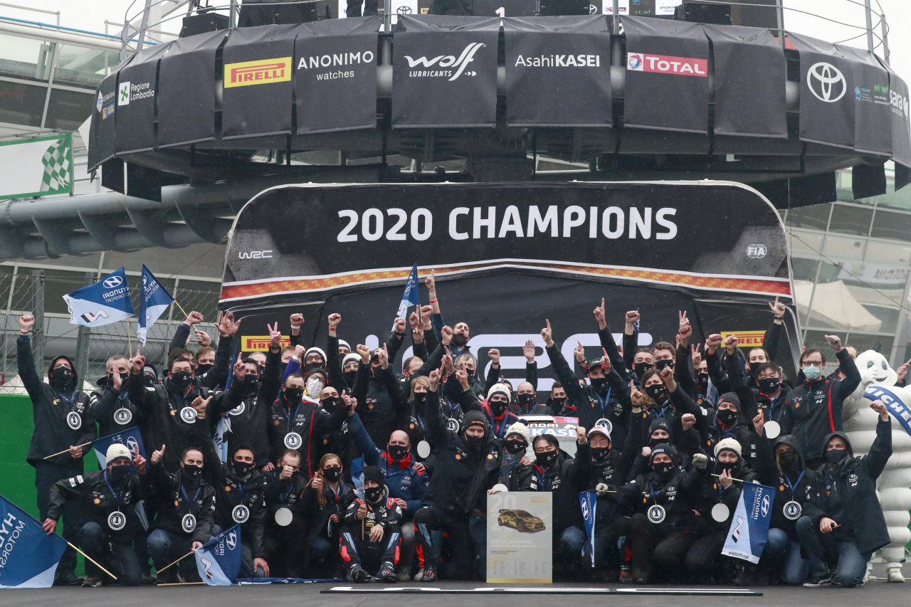 현대 월드랠리팀이 3~6일 이탈리아에서 열린 WRC 몬자(Monza) 랠리에서 제조사 부문 종합우승을 확정 짓고 환호하고 있다. [현대차 제공]