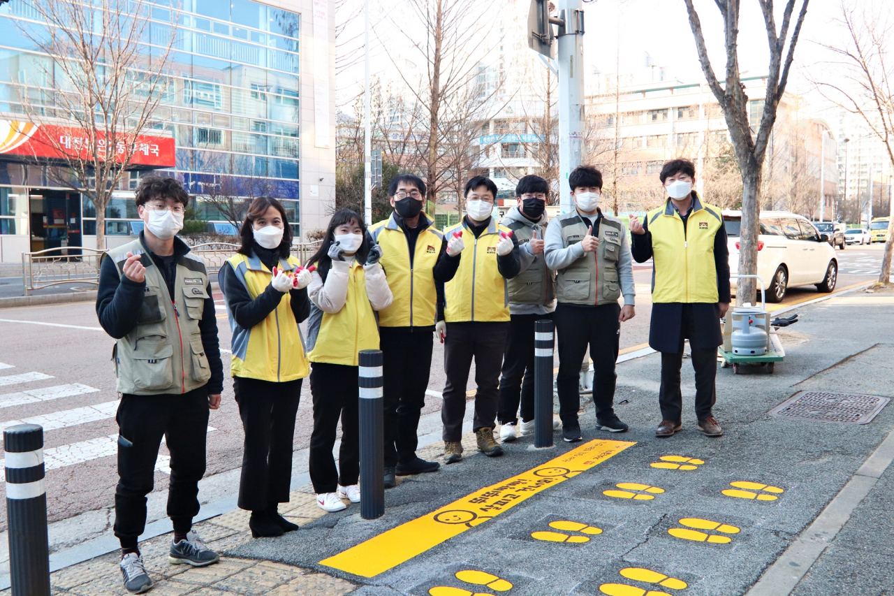 노란 발자국 설치 봉사에 나선 KINS 임직원들이 기념촬영을 하고 있다.[KINS 제공]