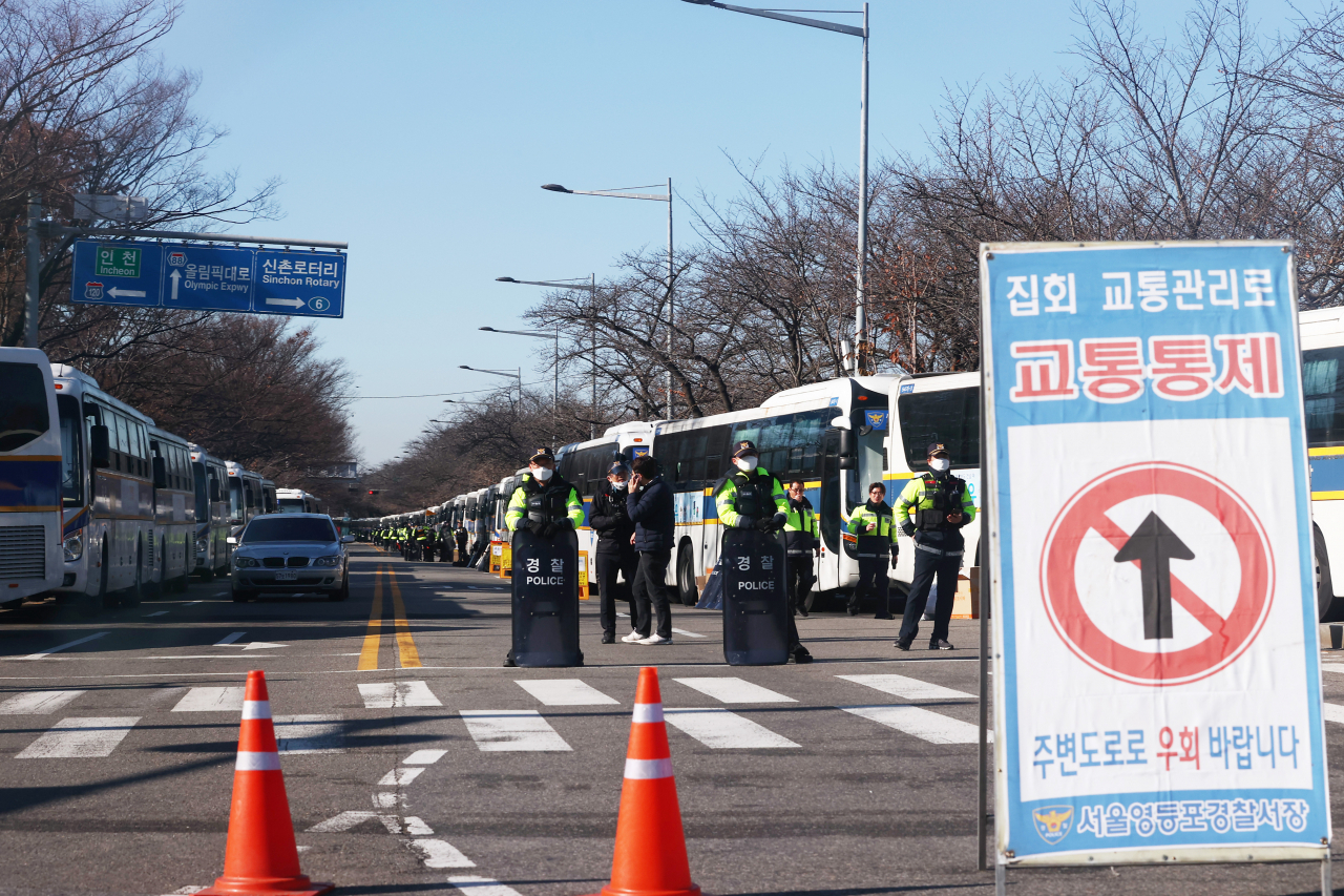 4일 여의도 국회 인근에서 산발적으로 열리는 민주노총의 노조법 통과 반대 기습 집회에 대비해 경찰들이 국회 주변을 통제하고 있다. 연합뉴스