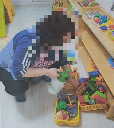 어린이집 교구를 소독하고 있다. [광명시 제공]