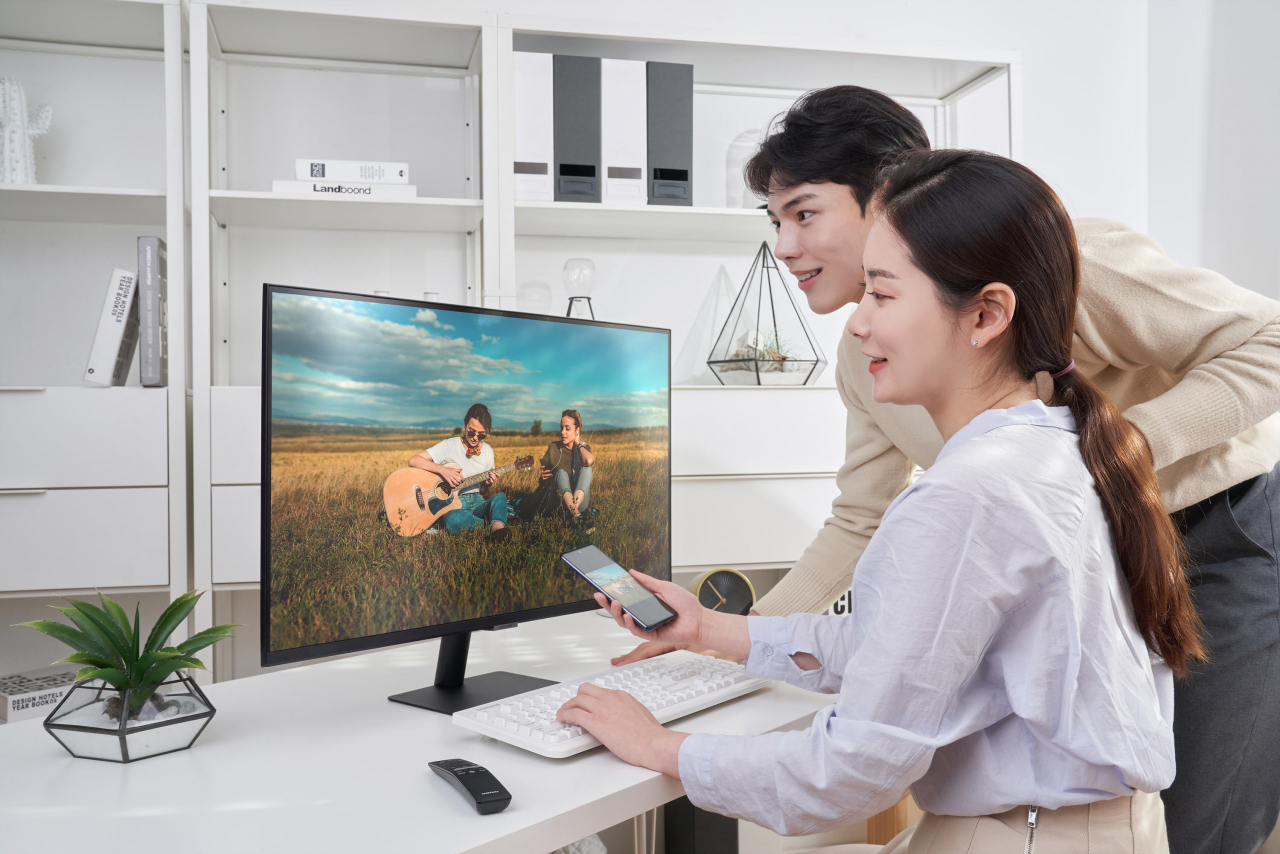 삼성전자 모델이 신제품 스마트 모니터(모델명 : S32AM70)를 소개하고 있다. [삼성전자 제공]