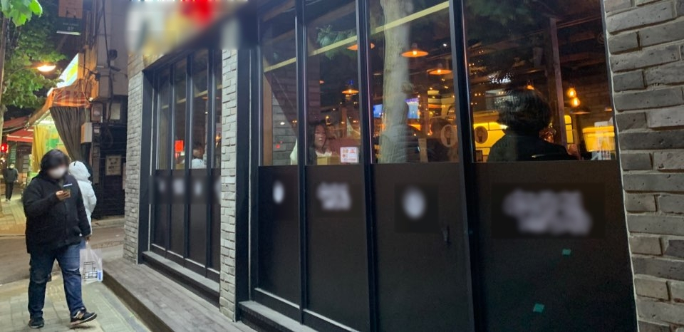 지난 6일 서울 마포구 한 술집 앞. 일요일 저녁 시간임에도 불구하고 대기 인원이 있을만큼 사람들로 가득했다 [사진=김빛나 기자]