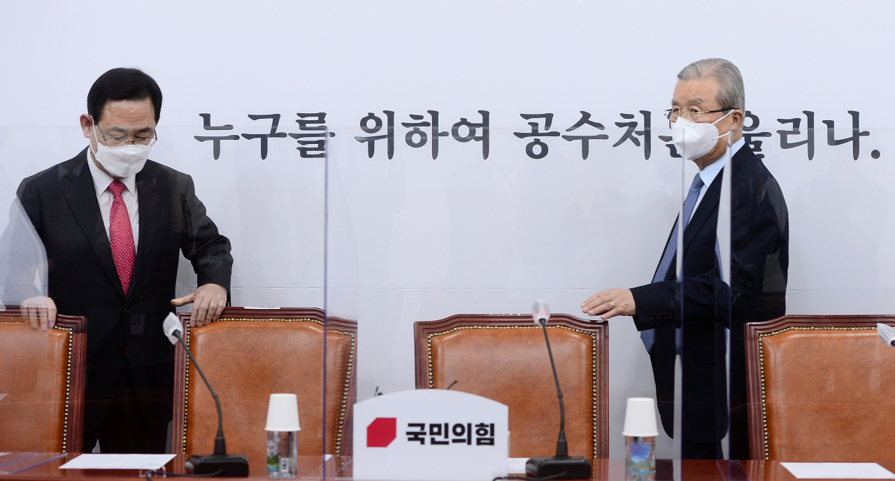 김종인 국민의힘 비상대책위원장(오른쪽)과 주호영 원내대표가 오전 7일 서울 여의도 국회에서 열린 비상대책위원회의에 참석하고 있다. [헤럴드경제=이상섭 기자]