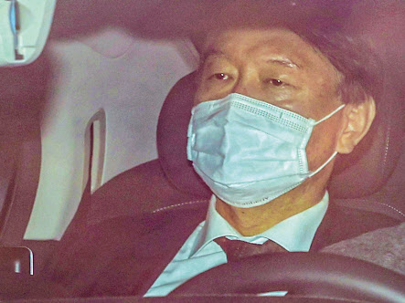 추미애(위쪽) 법무부장관과 윤석열 검찰총장이 7일 오전 과천정부청사와 대검찰청으로 각각 출근하고 있다. 추 장관이 10일 소집한 징계위원회에서는 윤 총장에 대한 해임 여부가 논의될 전망이다. [연합]