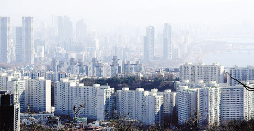 서울 남산에서 바라본 강북 일대 아파트 밀집지역의 모습. [연합]