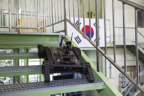 실내 모니터링 로봇 티램이 계단을 올라가며 360도 현장 상황을 촬영하고 있다. [한국원자력연구원 제공]