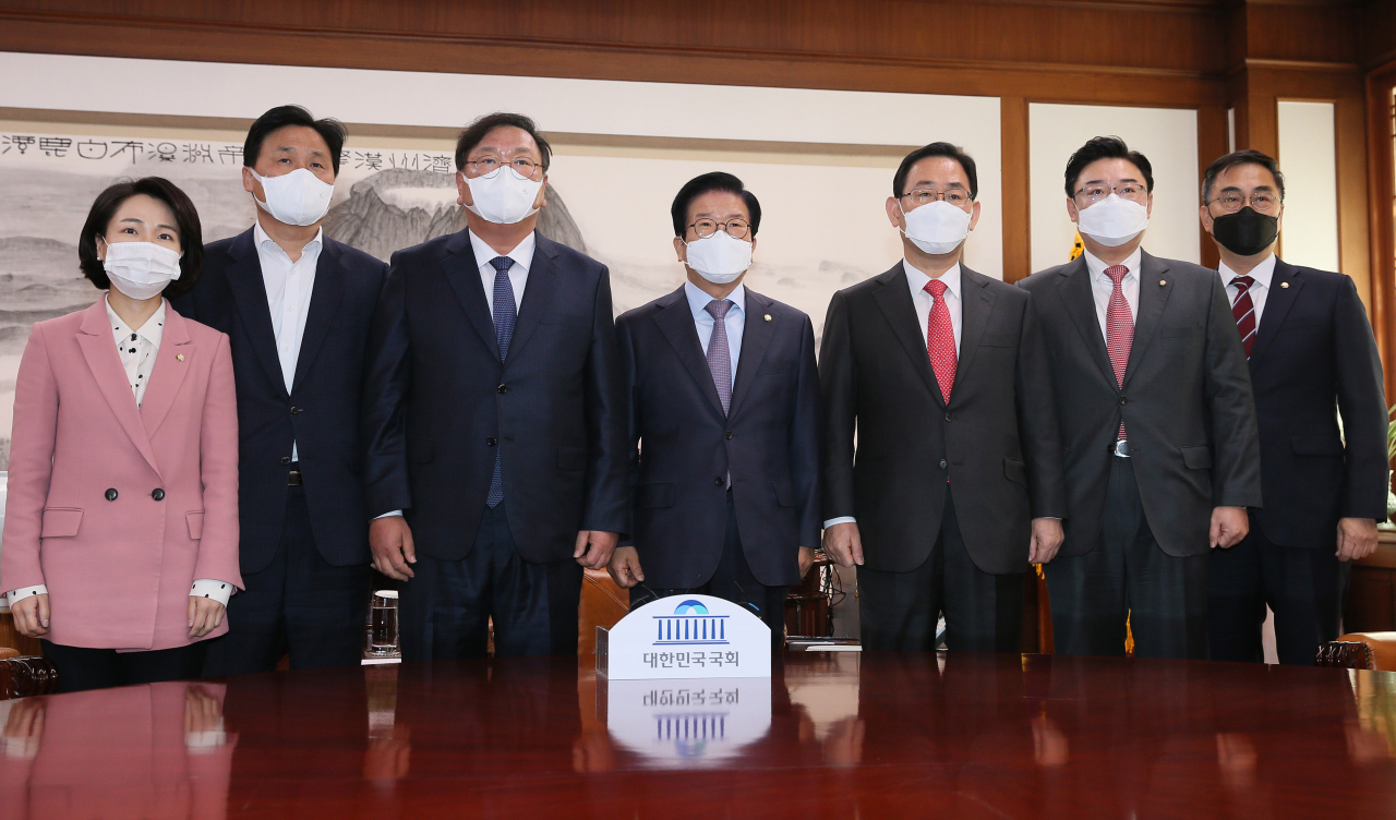 박병석 국회의장(가운데)과 더불어민주당 김태년 원내대표(왼쪽 세 번째), 국민의힘 주호영 원내대표(오른쪽 세 번째)가 7일 오전 서울 여의도 국회 의장실에서 열린 회동에서 기념촬영을 하고 있다. [연합]