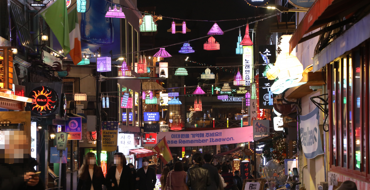 지난달 6일 밤 이태원 축제거리가 사람들로 붐비고 있다. [연합]