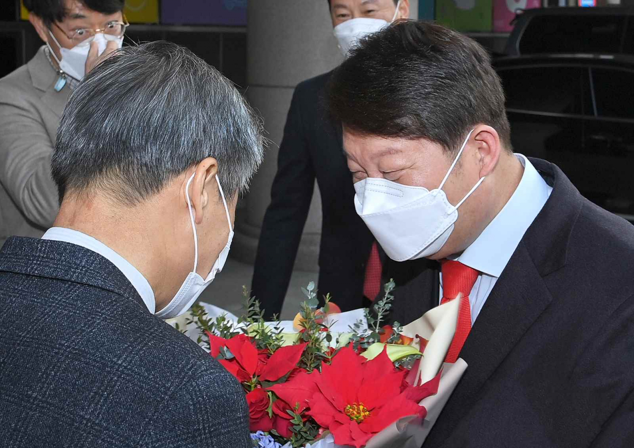권영진 대구시장이 7일 업무에 복귀, 축하 꽃다발을 받고 있다.[대구시 제공]