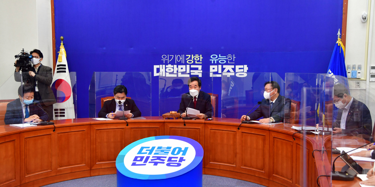 이낙연 더불어민주당 대표가 7일 국회에서 열린 최고위원회의에서 "모레 본회의까지 공수처법과 국정원법, 경찰법 등 권력기관 개혁 3법을 반드시 처리해 국민의 명령을 이행하겠다"고 발언하고 있다. 이상섭 기자 babtong@heraldcorp.com