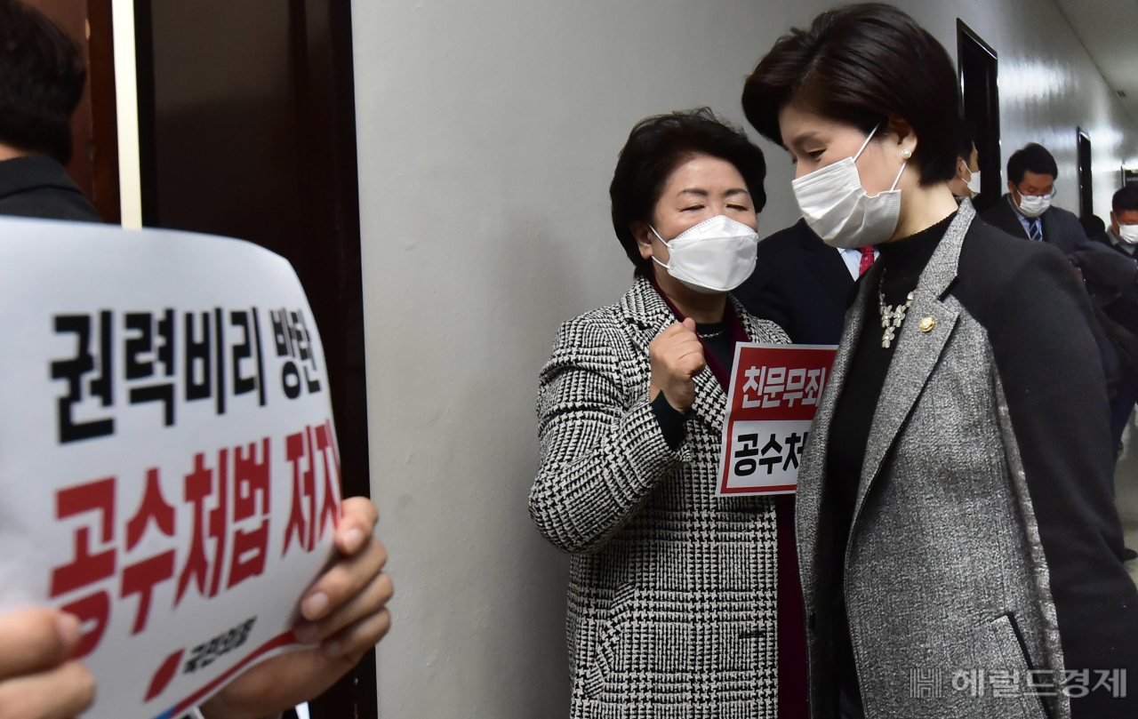 [헤럴드경제=이상섭 기자] 국민의힘 소속 의원들이 7일 서울 여의도 국회 본관 406호에서 공수처법 설치·국정농단 의혹 규명 특별검사 임명·상법 일부개정법률안 등을 다룬 국회 법제사법위원회 법안심사제1소위원회 비공개 회의를 반대하는 가운데 백혜련 1소위원장(여당 간사)이 위원장을 들어가고 있다. babtong@heraldcorp.com