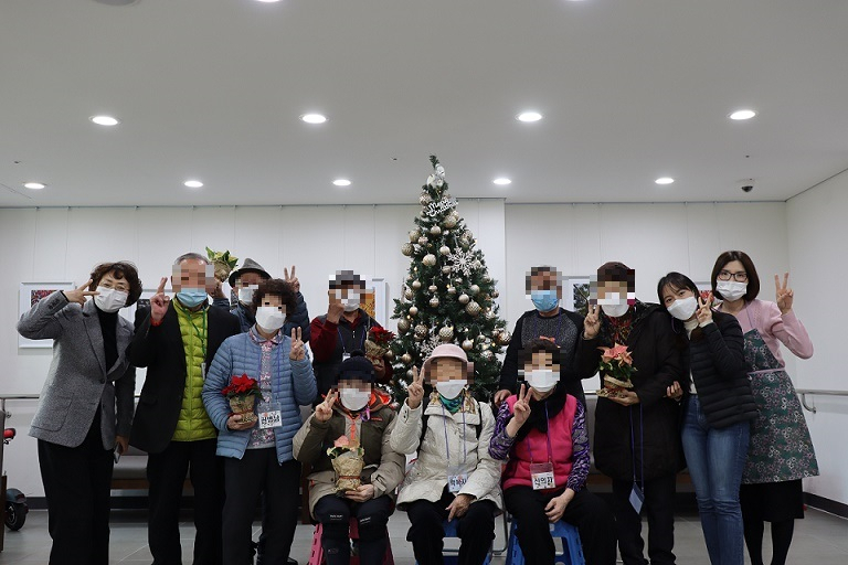 평택보건소 치매안심센터는 크리스마스 트리 점등식과 함께 기념사진을 찍고있다. [평택시 제공]