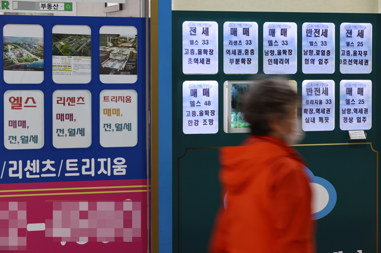 사진은 서울의 한 부동산중개업소에 붙은 매매·전세·월세 관련 정보란의 모습. [연합]