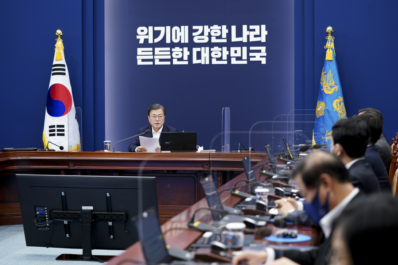 문재인 대통령이 7일 청와대에서 수석·보좌관 회의를 주재하고 있다. [연합]
