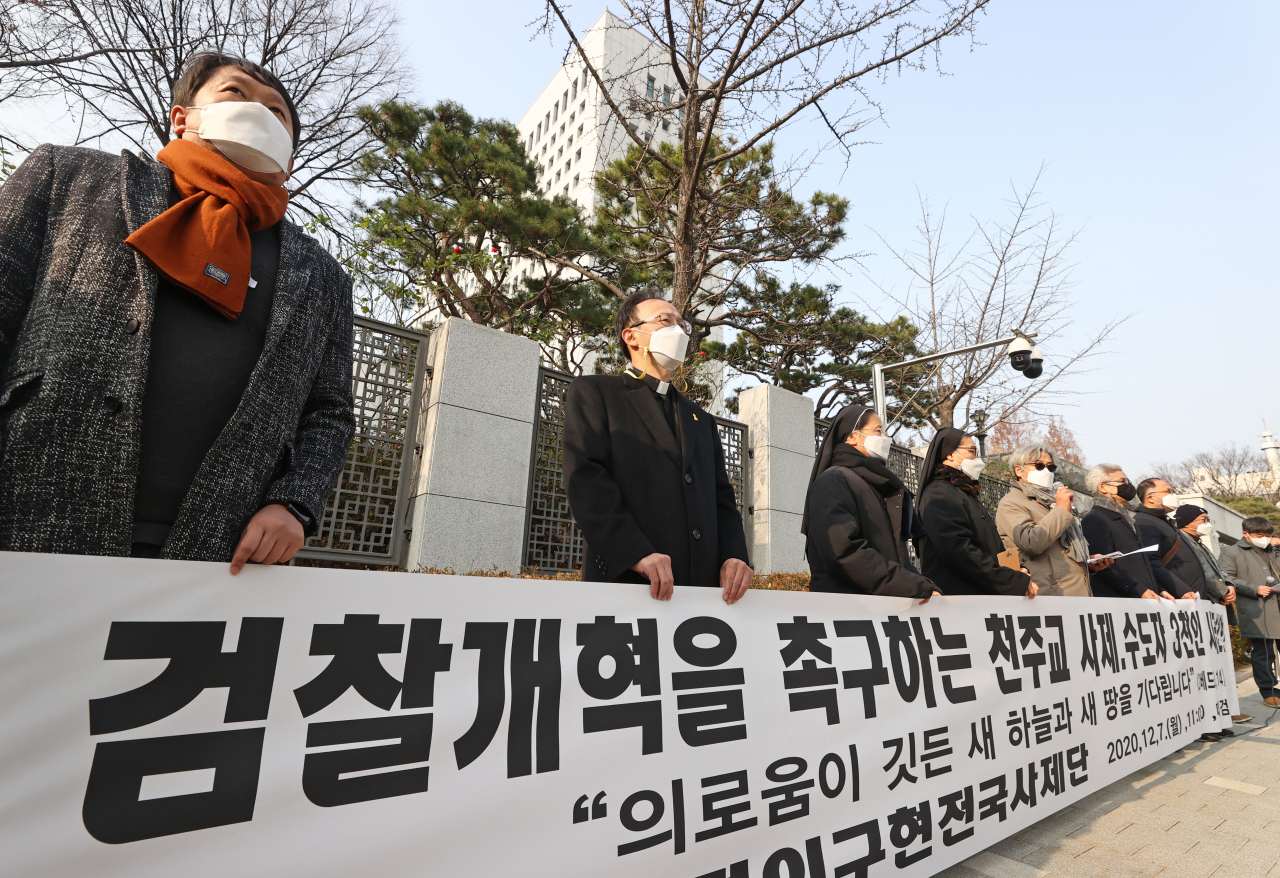 7일 서울 서초구 대검찰청 앞에서 천주교정의구현전국사제단 관계자 등이 검찰 개혁을 촉구하는 천주교 사제, 수도자 3천인 시국선언을 하고 있다. 연합뉴스
