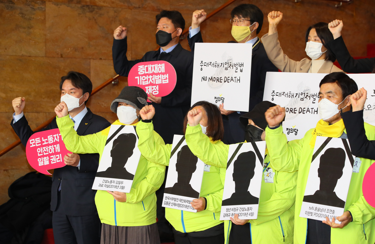 7일 국회 로텐더홀 앞 계단에서 열린 정의당 중대재해기업처벌법 제정 촉구 72시간 비상행동 농성 기자회견에서 정의당 김종철 대표(앞줄 왼쪽부터)와 건설노동자 김일두 씨의 부인 박소영 씨, 한국서부발전 태안화력발전소에서 산재로 사망한 김용균 씨의 모친 김미숙 씨 등이 법 제정을 촉구하고 있다. 이상섭 기자 babtong@heraldcorp.com
