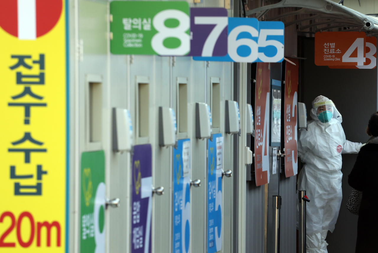 7일 오후 용산구 순천향대병원 선별진료소 모습. 이날 문재인 대통령은 코로나19와 관련해 "가용한 인력을 최대한 투입해 수도권의 현장 역학조사 역량을 강화하라"고 지시했다. 연합뉴스