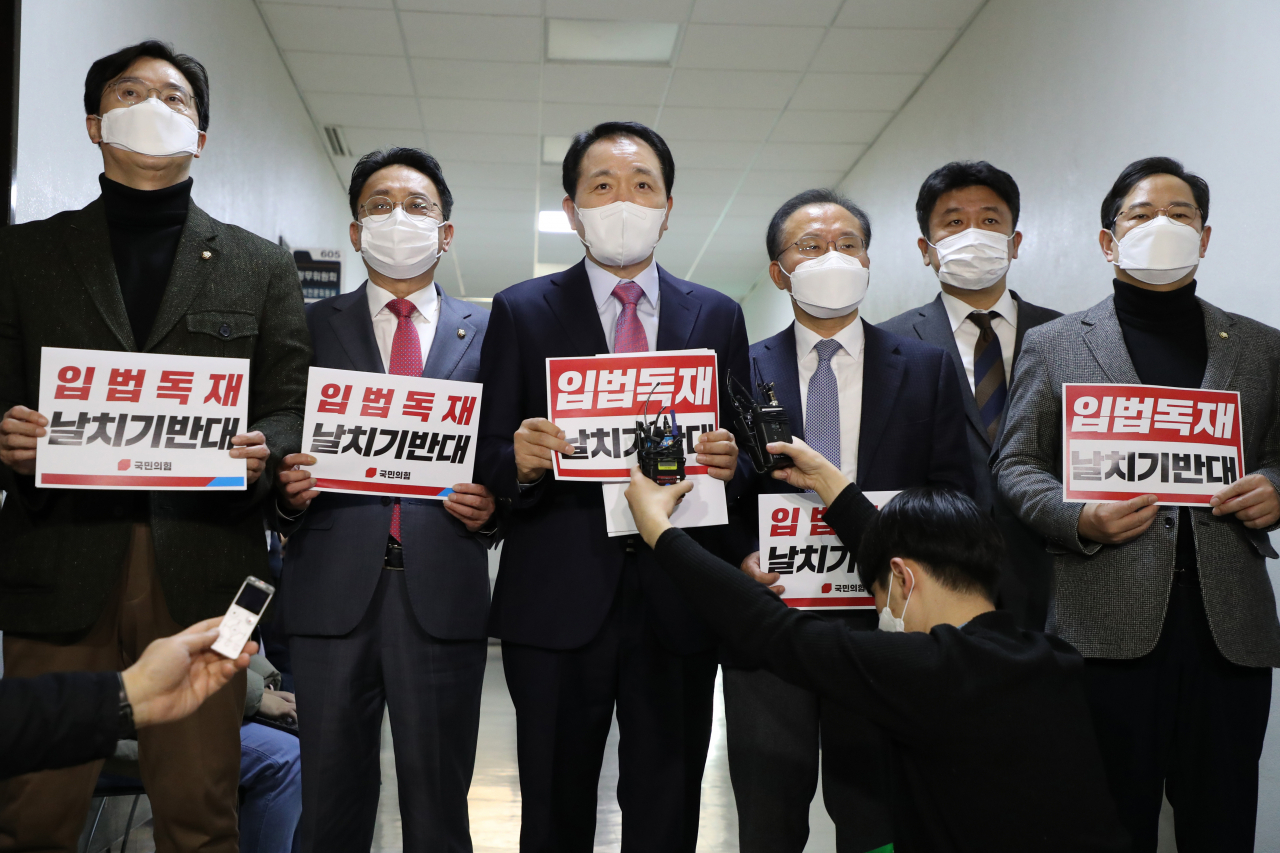 성일종 간사 등 국민의힘 소속 국회 정무위원회 위원들이 7일 서울 여의도 국회 정무위원회 회의실 앞에서 여당의 여야합의없는 법안처리 시도를 비판하는 기자회견을 하고 있다. 이상섭 기자 babtong@heraldcorp.com