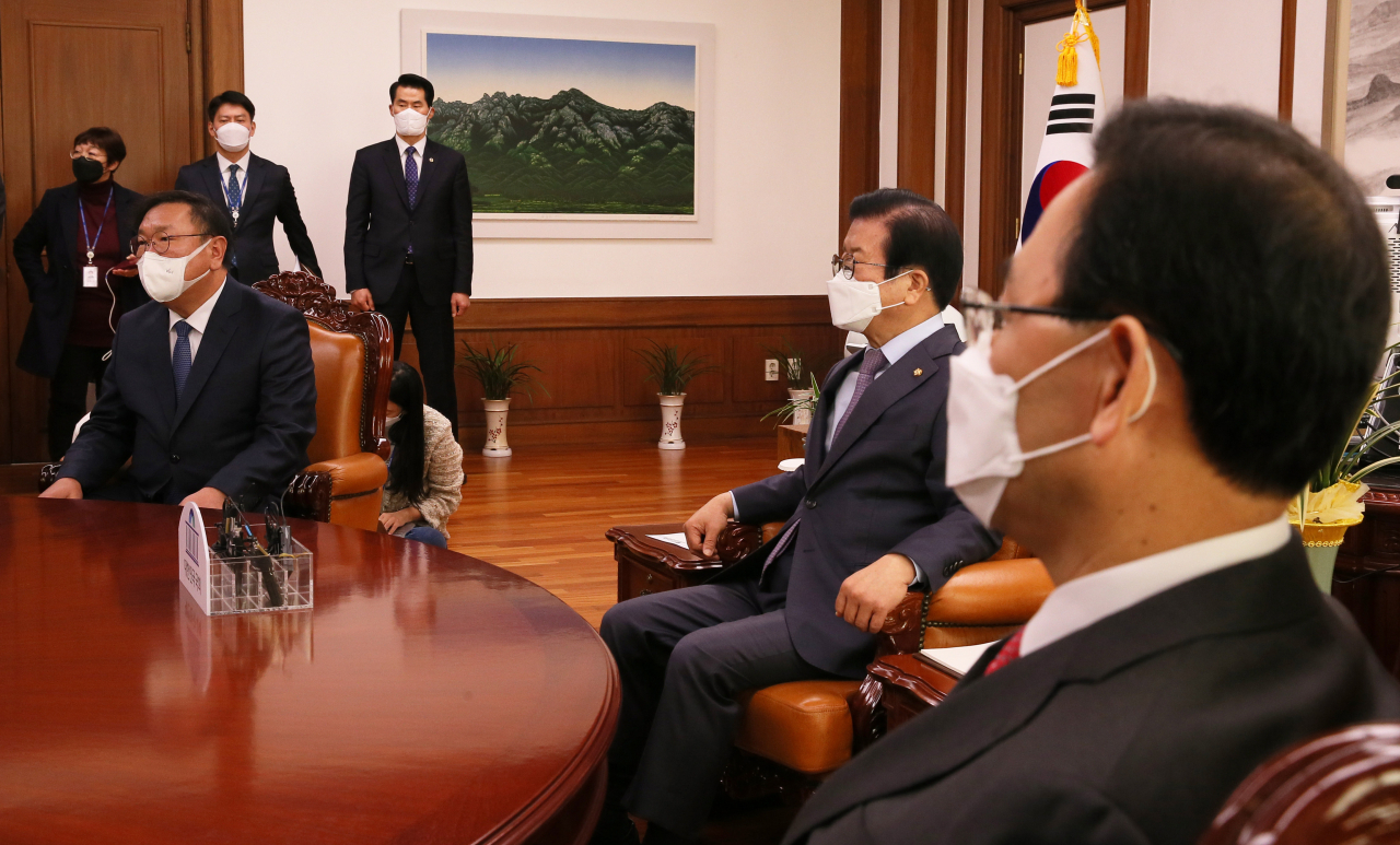 김태년 더불어민주당 원내대표(왼쪽)가 7일 오전 서울 여의도 국회 의장실에서 열린 국회의장 주재 여야 원내대표 회동에서 발언하고 있다. 왼쪽부터 김 원내대표, 박병석 국회의장, 주호영 국민의힘 원내대표. 이상섭 기자 babtong@heraldcorp.com